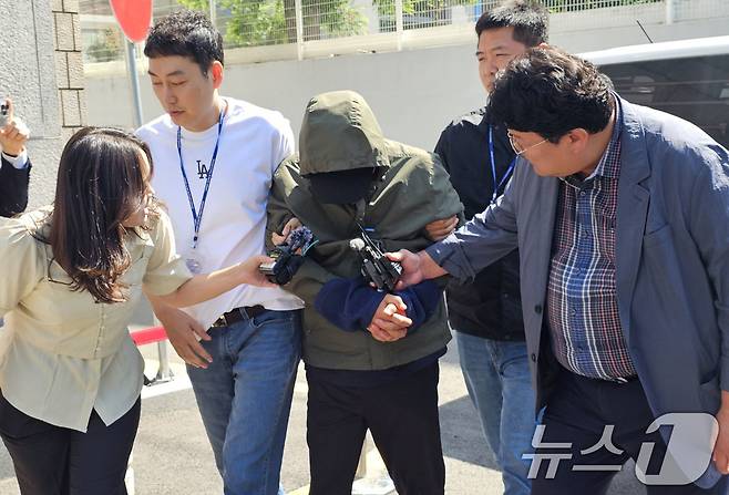 진도에서 차량을 바다에 빠뜨려 일가족을 숨지게 한 지 모 씨(49)가 4일 오전 구속 전 피의자심문(영장실질심사)을 위해 광주지방법원에 들어서고 있다. 2025.6.4/뉴스1 ⓒ News1 최성국 기자