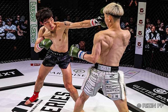 강범준이 이노우에 세이야(오른쪽)에게 펀친 고역을 시도하고 있다. 사진 | MAXFC