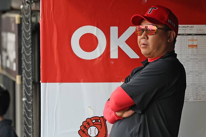 KIA 이범호 감독이 20일 수원케이티위즈파크에서 열린 2025 KBO리그 정규시즌 KT전을 더그아웃에서 지켜보고 있다. 사진 | KIA 타이거즈