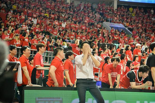 서울 SK의 홈구장인 학생실내체육관에 만원 관중이 들어섰다. 사진 | KBL