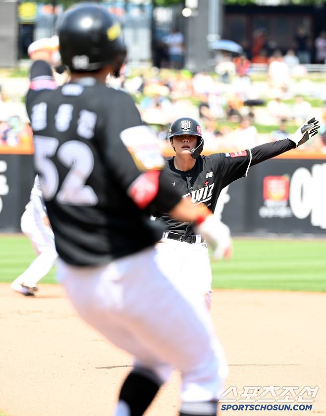 3회초 1사 1루 KT 권동진의 중전안타때 1루주자 박민석이 한화 내야진의 속임수에  깜짝 놀라 귀루하고 있다. 박민석은 2루 포스아웃됐다. 대전=허상욱 기자