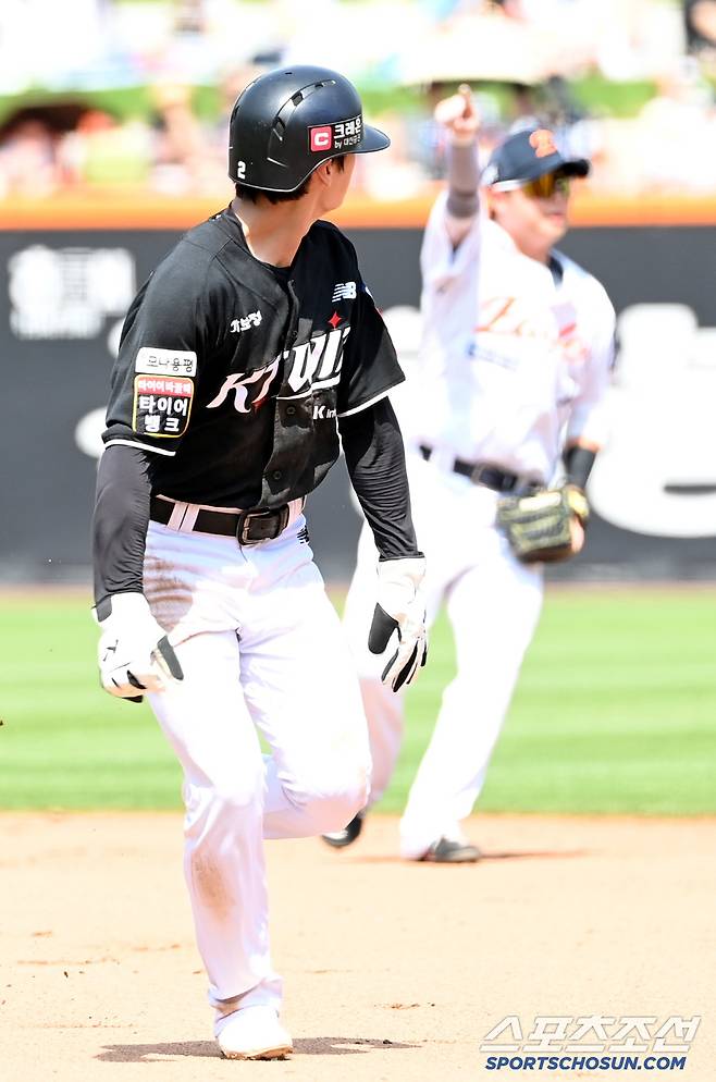 이도윤의 동작에 속은 박민석, 1루를 향해 손짓하는 하주석