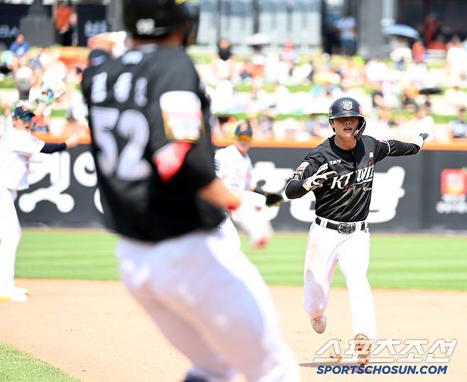 돌아가려는데 권동진이 1루에 있다?