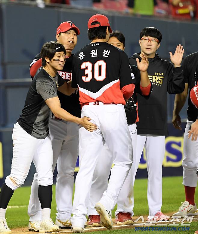 주장 박찬호를 시작으로 조상우와 양현종도 따뜻한 손길로 동생을 반겼다.