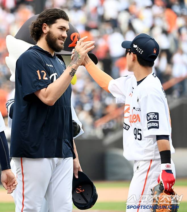 3일 대전 한화생명볼파크에서 열린 KT와 한화의 경기, 한화가 10대1로 승리했다. 승리의 기쁨을 나누는 폰세의 모습. 대전=허상욱 기자wook@sportschosun.com/2025.06.03/