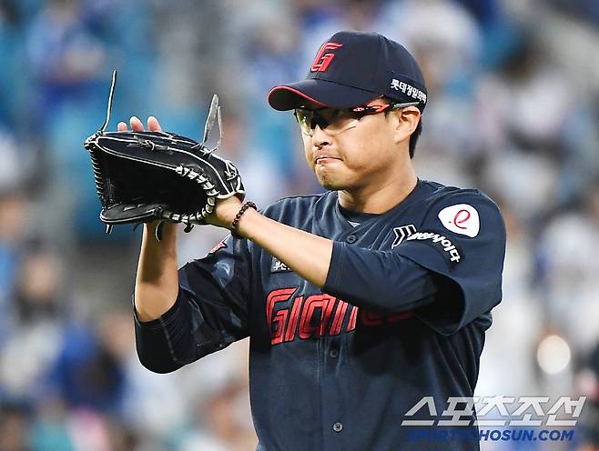 29일 대구 라이온즈파크에서 열린 롯데-삼성전. 박세웅이 3회말 이닝을 무실점으로 마치며 손성빈 포수를 향해 박수를 보내고 있다. 대구=정재근 기자 cjg@sportschosun.com/2025.5.29/