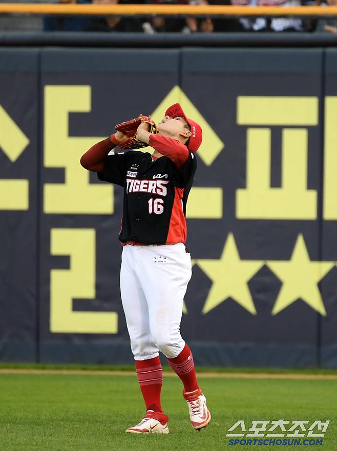 3일 잠실구장에서 열린 두산 베어스와 KIA 타이거즈의 경기. 5회초 2사 2루 KIA 우익수 최원준이 두산 케이브 뜬공을 포구 실책한 뒤 아쉬워하고 있다. 잠실=박재만 기자 pjm@sportschosun.com/2025.06.03/