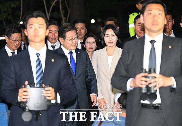 김혜경 여사와 함께 이동하는 이재명 후보.