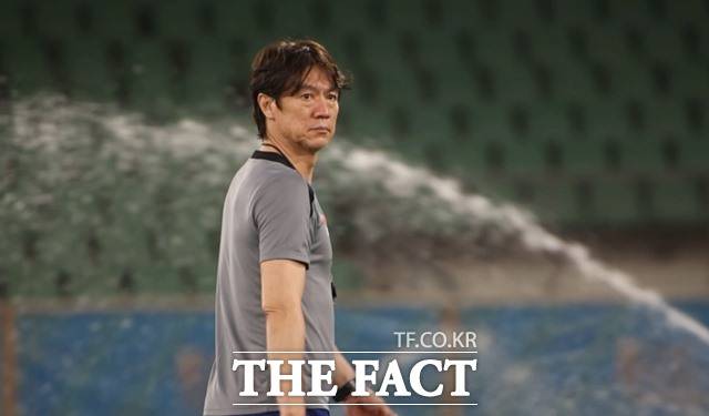 이라크 원정에서 첫 훈련을 지도하고 있는 홍명보 감독./바스라=KFA