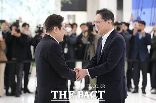 이재명 대통령(당시 당 대표)과 이재용 삼성전자 회장이 지난 3월 20일 서울 강남구 역삼동 삼성청년소프트웨어아카데미에서 만나 악수하고 있다. /박헌우 기자