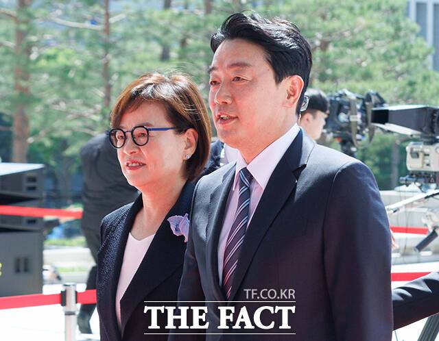 대통령실 비서실장에 내정된 강훈식 더불어민주당 의원이 4일 오전 서울 여의도 국회의사당에서 열린 제21대 대통령 취임선서에 참석하고 있다. /국회사진기자단