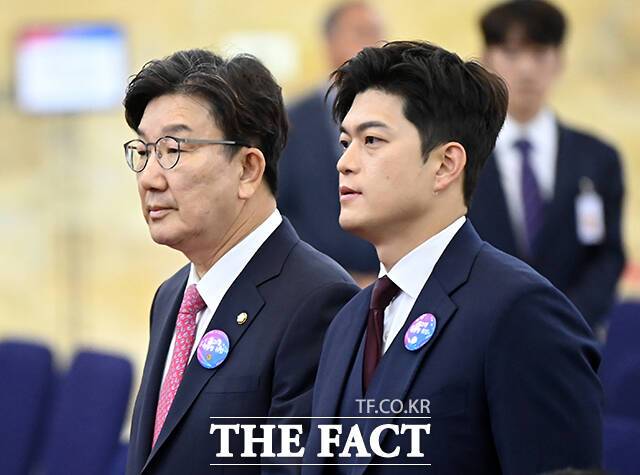 이날 국민의힘 김용태 비상대책위원장(오른쪽)과 권성동 원내대표가 이재명 대통령 취임선서에 참석하는 모습.