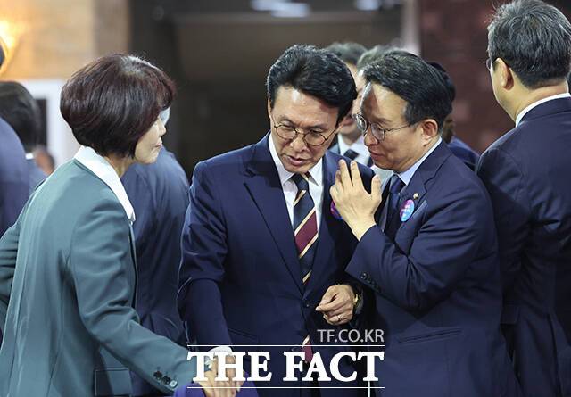 국무총리 내정자로 알려진 김민석 더불어민주당 의원이 4일 오전 서울 여의도 국회 로텐더홀에서 동료 의원들과 이야기를 하고 있다. /국회사진기자단