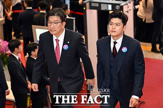 국민의힘 김용태 비상대책위원장(오른쪽)과 권성동 원내대표가 이재명 대통령의 취임선서에 참석하고 있다.