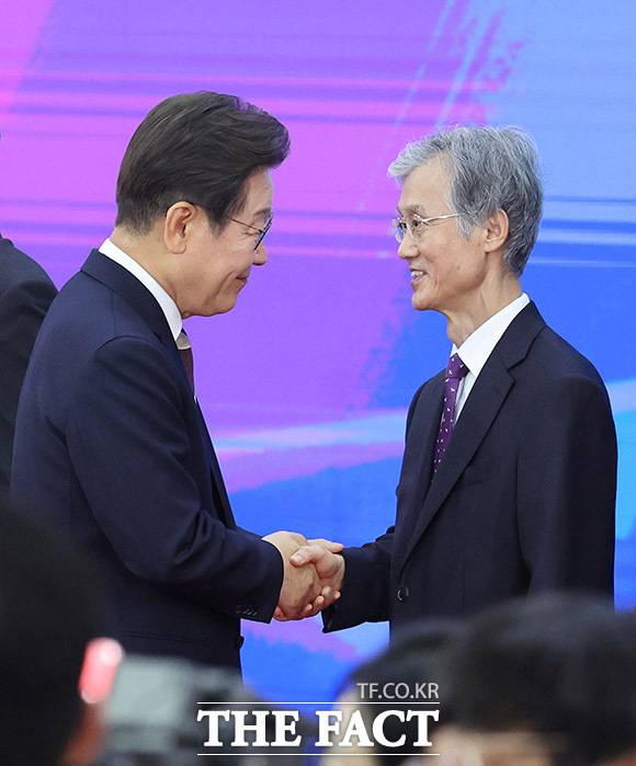 이재명 대통령이 4일 오전 서울 여의도 국회 로텐더 홀에서 취임 선서식을 마친 뒤 조희대 대법원장과 인사를 하고 있다. /국회사진기자단