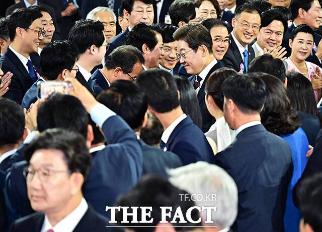 국회 로텐더홀 입장하며 참석자들에게 인사하는 이재명 대통령.