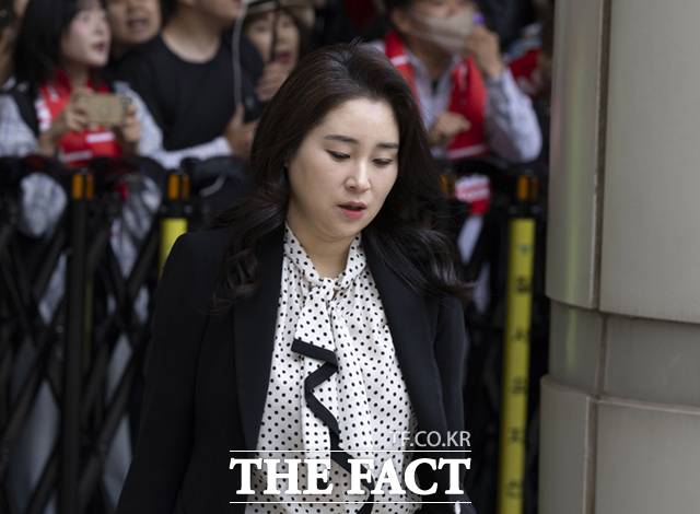 윤석열 전 대통령 탄핵심판 변호인단 김계리 변호사와 유튜버로 알려진 안정권 벨라도 대표가 내란 혐의로 경찰에 고발됐다. 사진은 김 변호사가 지난달 19일 서울 서초구 서울중앙지법으로 이동하고 있는 모습. /사진공동취재단