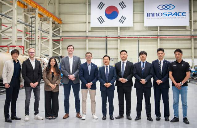 이노스페이스와 독일 엑소런치 경영진 및 연구자들이 이노스페이스 청주캠퍼스에서 기념촬영했다.(사진=이노스페이스)