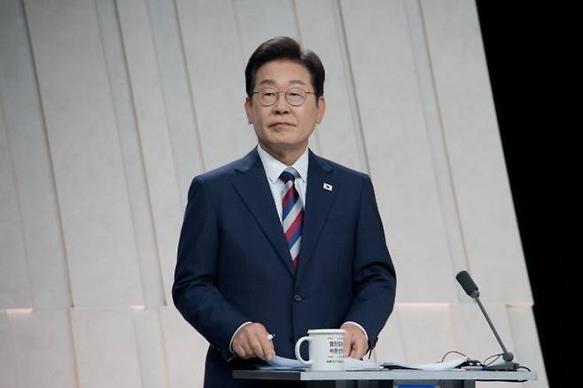 이재명 대통령이 지난 5월 27일 붉은색과 푸른색이 섞인 넥타이를 매고  대선 TV토론회를 준비하고 있는 모습. 연합뉴스