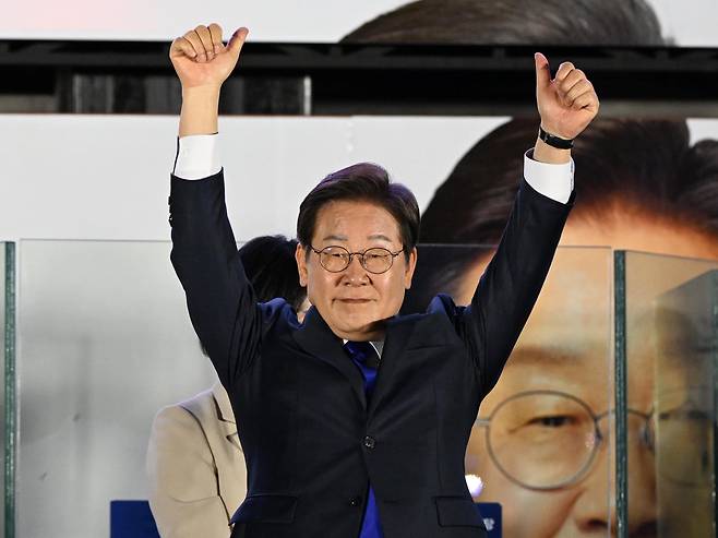 이재명 대통령 당선인이 4일 오전 서울 여의도 국회 앞에서 열린 국민 개표방송 행사에서 시민들을 향해 인사하고 있다./남강호 기자