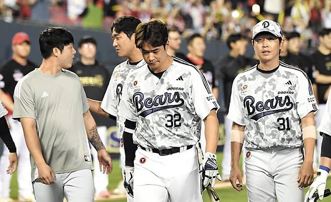 천적 앞에서 씁쓸히… - 김재환(32번)과 정수빈(31번) 등 두산 선수들이 3일 KIA전에서 완패한 뒤 송구스러운 표정으로 그라운드를 빠져나가고 있다. /박재민 스포츠조선 기자