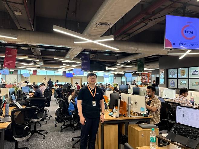 인도의 IT 신도시 구르가온에 자리 잡은 한국 핀테크 스타트업 ‘밸런스히어로’ 사무실 전경. 이 사무실에만 100여명의 인도 직원이 근무하고 있다. 이철원 대표와 이재용 최고제품책임자(CPO·가운데 인물)가 2014년 공동 창업한 밸런스히어로는 신용 대출이 힘든 10억명의 인도 저신용자를 위한 무담보 소액 대출 서비스를 출시하며 인도 금융시장에 본격 진출했다./안상현 기자