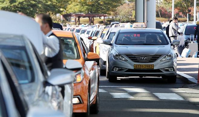 서울 김포공항에서 대기중인 택시들./뉴스1