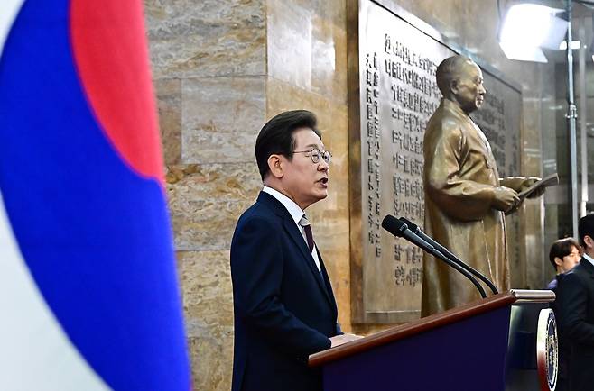 이재명 대통령이 4일 서울 여의도 국회에서 열린 제21대 대통령 취임선서식에서 '국민께 드리는 말씀' 연설을 하고 있다. /국회사진기자단