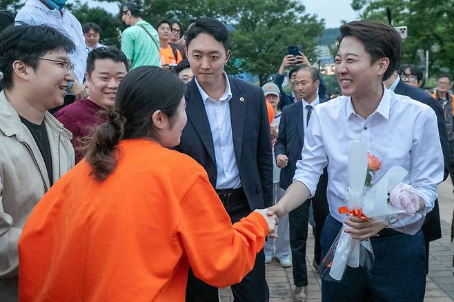 이준석 개혁신당 대선후보가 6월 2일 오후 대구 수성구 수성못 상화동산에서 열린 거리유세에서 지지자한테 꽃을 선물 받고 있다. /장련성 기자