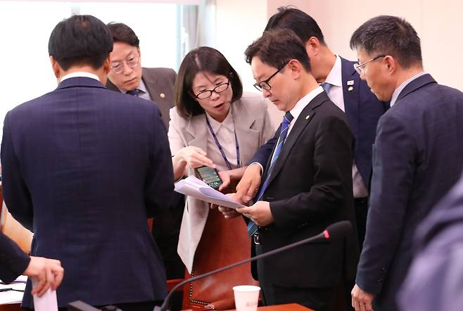 박범계 법사위 소위원장이 4일 오후 서울 여의도 국회에서 열린 법제사법위원회 소위원회의를 마친뒤 법원조직법 일부개정법률안 등과 관련 의원 및 전문위원들과 검토하고 있다. /남강호 기자