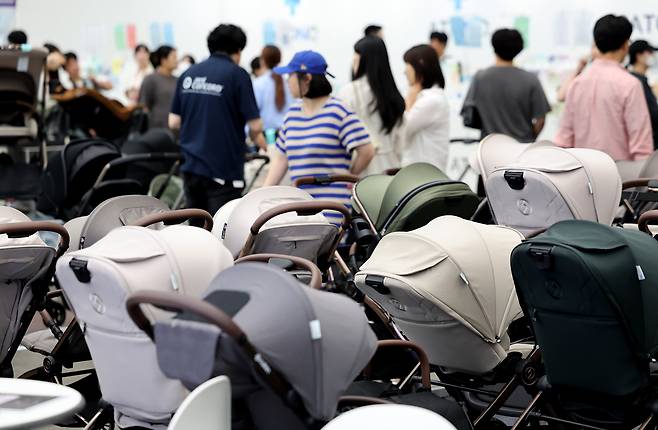 육아용품박람회에 전시된 유모차들. /뉴시스
