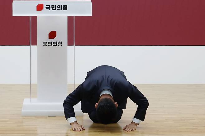 김문수 전 국민의힘 대통령 후보가 4일 서울 여의도 중앙당사에서 열린 제21대 대통령선거 국민의힘 중앙선거대책위원회 해단식에서 절하고 있다. /뉴시스