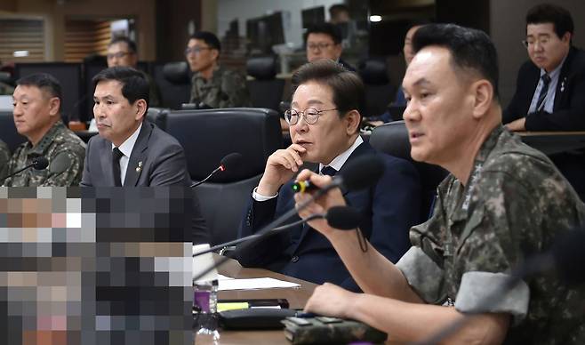 이재명 대통령이 4일 서울 용산 합동참모본부 전투통제실에서 김명수(오른쪽) 합참의장 등 군 지휘부의 군사 대비 태세 보고를 받고 있다. /국방부