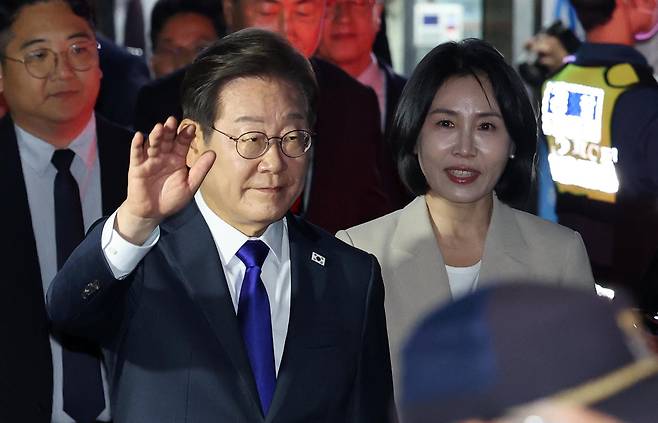 당선이 확실시된 이재명 더불어민주당 대통령 후보가 4일 새벽 서울 여의도 민주당사를 방문한 후 개표방송 행사장으로 향하고 있다. /뉴스1