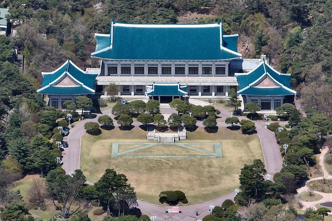 사진은 후보지 중 하나로 꼽히는 서울 종로구 청와대 본관의 지난 4월 15일 모습./연합뉴스