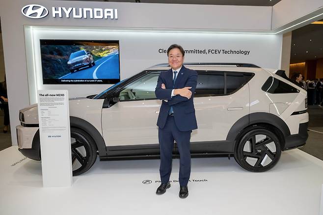 3일(화) 스페인 바르셀로나의 카탈루냐 콩그레스 센터(Palau de Congressos de Catalunya)에서 열린 FISITA WMC(FISITA World Mobility Conference)에서 현대차·기아 전동화에너지솔루션담당 김창환 부사장이 신형 수소전기차 ‘디 올 뉴 넥쏘’ 앞에서 기념 사진을 촬영하는 모습. /현대차 제공