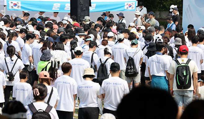 작년 현충일인 6월 6일 서울 중구 백범광장공원에 진행된 걷기대회에 참석한 시민들이 묵념하고 있는 모습. /뉴스1