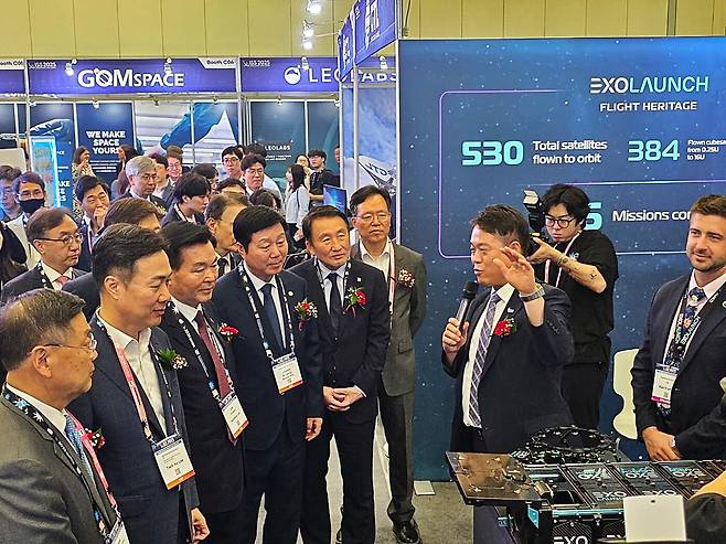 4일 오전 대전컨벤션센터에서 열린 '인터내셔널 스페이스 서밋2025(ISS 2025)'에 참석한 VIP들이 전시 부스를 관람하고 있다./대전=이종현 기자