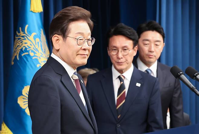 이재명 대통령이 4일 서울 용산구 대통령실 청사 브리핑룸에서 국무총리와 국정원장, 대통령 비서실장 등 인선발표를 하기 위해 입장하고 있다. /뉴스1