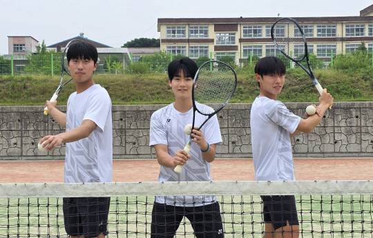 충남 홍성고등학교 조용찬·김태민·김강현(왼쪽부터) 선수가 지난 1일 소프트테니스 네트 앞에서 자신 있는 포즈를 선보였다. 김동근 기자