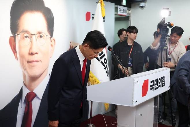 김문수 국민의힘 대선 후보가 4일 서울 여의도 당사에서 기자회견을 열고 인사하고 있다. ⓒ연합뉴스