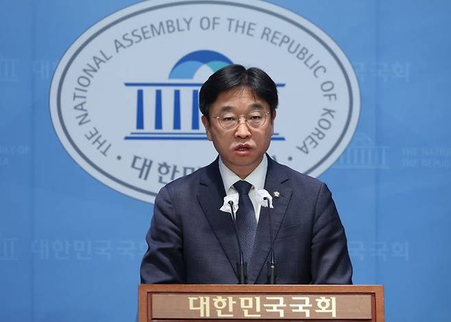 이용우 더불어민주당 의원이 지난 1월 14일 국회 소통관에서 한전 하청노동자 고 김다운 씨의 감전사 부실수사 규탄 기자회견을 하고 있다. ⓒ뉴시스