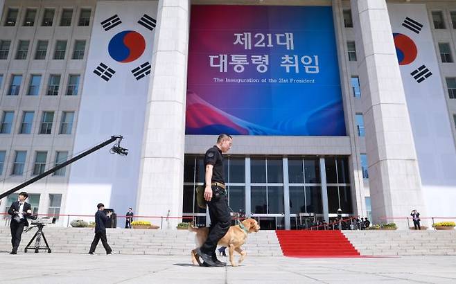 4일 이재명 대통령의 취임 행사가 열릴 국회본청 주위에서 경찰특공대원이 경계 근무를 하고 있다. ⓒ국회사진기자단