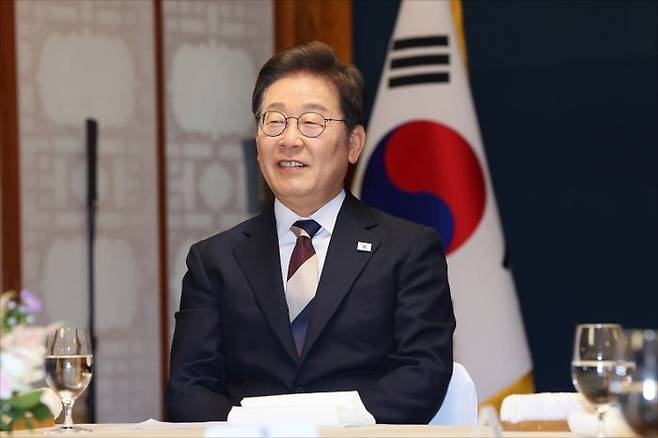 이재명 대통령이 4일 오전 국회 사랑재에서 우원식 국회의장 등 여야 대표들과 함께 오찬을 하기 전 환담하고 있다. ⓒ국회사진기자단