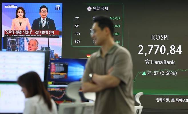 4일 서울 중구 하나은행 딜링룸 스크린에 코스피 지수와 이재명 대통령 취임 관련 뉴스가 표시돼 있다.ⓒ연합뉴스