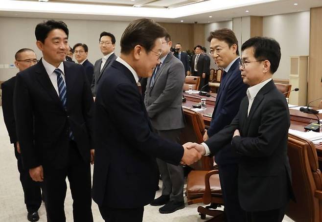 이재명 대통령이 4일 서울 용산 대통령실 청사에서 열린 '비상경제점검 태스크포스(TF) 회의'에서 참석자와 인사하고 있다. (대통령실통신사진기자단) ⓒ뉴시스