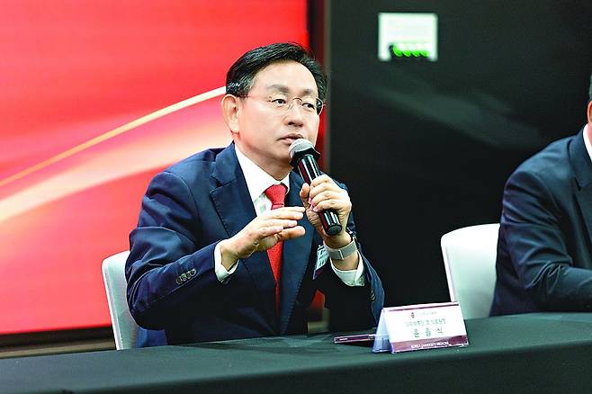 윤을식 고려대 의무부총장 겸 의료원장이 기자단 질의에 답변하고 있다. 고려대의료원은 26∼27일 의과대학 본관에서 ‘미래 혁신 2028 대전환’을 주제로 기자간담회를 개최했다.