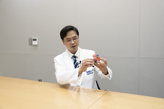 전재현 서울대병원 신경과 교수가 뇌 모형을 들고 자율신경계에 관해 설명하고 있다. 이진한 의학전문기자·의사 likeday@donga.com