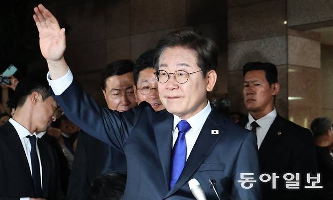 이재명 대통령이 3일 오후 인천 계양구 자택을 나와 손을 들고 지지자들에게 인사를 하고 있다. 이 대통령은 “국민들의 위대한 결정에 경의를 표한다”며 “제게 주어진 큰 책임과 사명을 우리 국민들의 기대에 어긋나지 않도록 최선을 다해서 수행하겠다”고 밝혔다. 인천=양회성 기자 yohan@donga.com