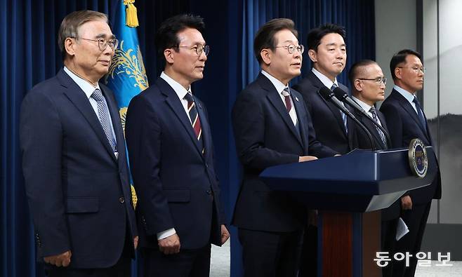 이재명 대통령이 4일 서울 용산 대통령실 청사에서 열린 인사브리핑에서 새 정부 첫 인사 발표를 하고 있다. 왼쪽부터 이종석 국정원장 후보자, 김민석 국무총리 후보자, 이 대통령, 강훈식 비서실장, 위성락 안보실장, 황인권 경호처장./2025.6.4. 송은석 기자 silverstone@donga.com